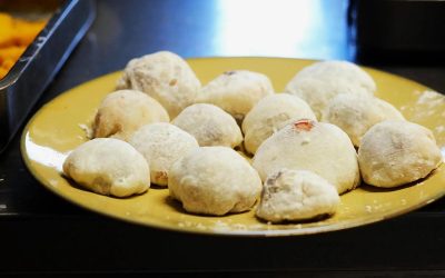 14977-Try your hand at making mochi with Miku and Sachiyo