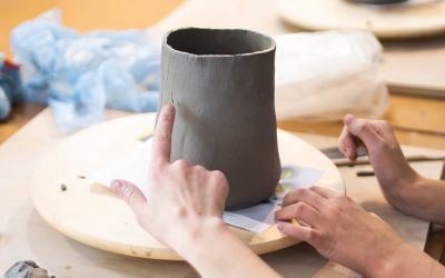 20004-Learn the modeling technique and create your first objects or ceramic sculptures. Glazing is included in a second session guided by Arthur Gercera.